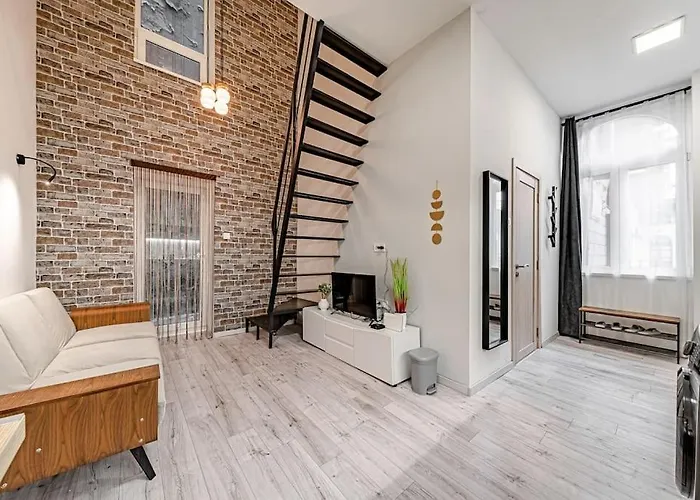 Chic Loft Bp: Industrial Gem דירה *
